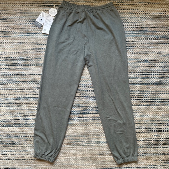 NWT Vuori Boyfriend Jogger in Laurel Heather Green Size X-Small - Picture 8 of 11